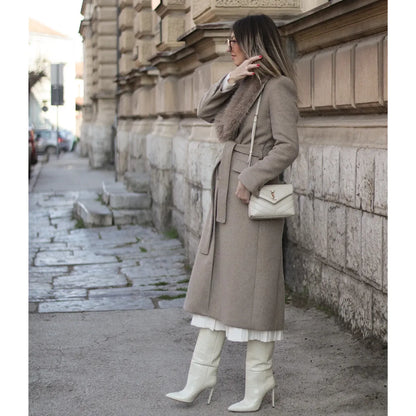 Casaco Feminino Longo de Inverno com Gola em Pele Sintética e Faixa Elegante