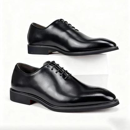 🎩 Um sapato pensado para homens que entendem que elegância não precisa anunciar — ela simplesmente é percebida.