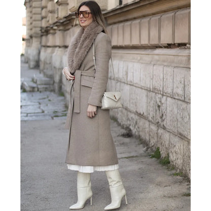 Casaco Feminino Longo de Inverno com Gola em Pele Sintética e Faixa Elegante