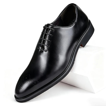 🎩 Um sapato pensado para homens que entendem que elegância não precisa anunciar — ela simplesmente é percebida.