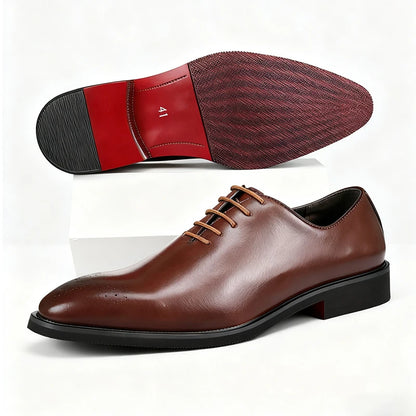 🎩 Um sapato pensado para homens que entendem que elegância não precisa anunciar — ela simplesmente é percebida.