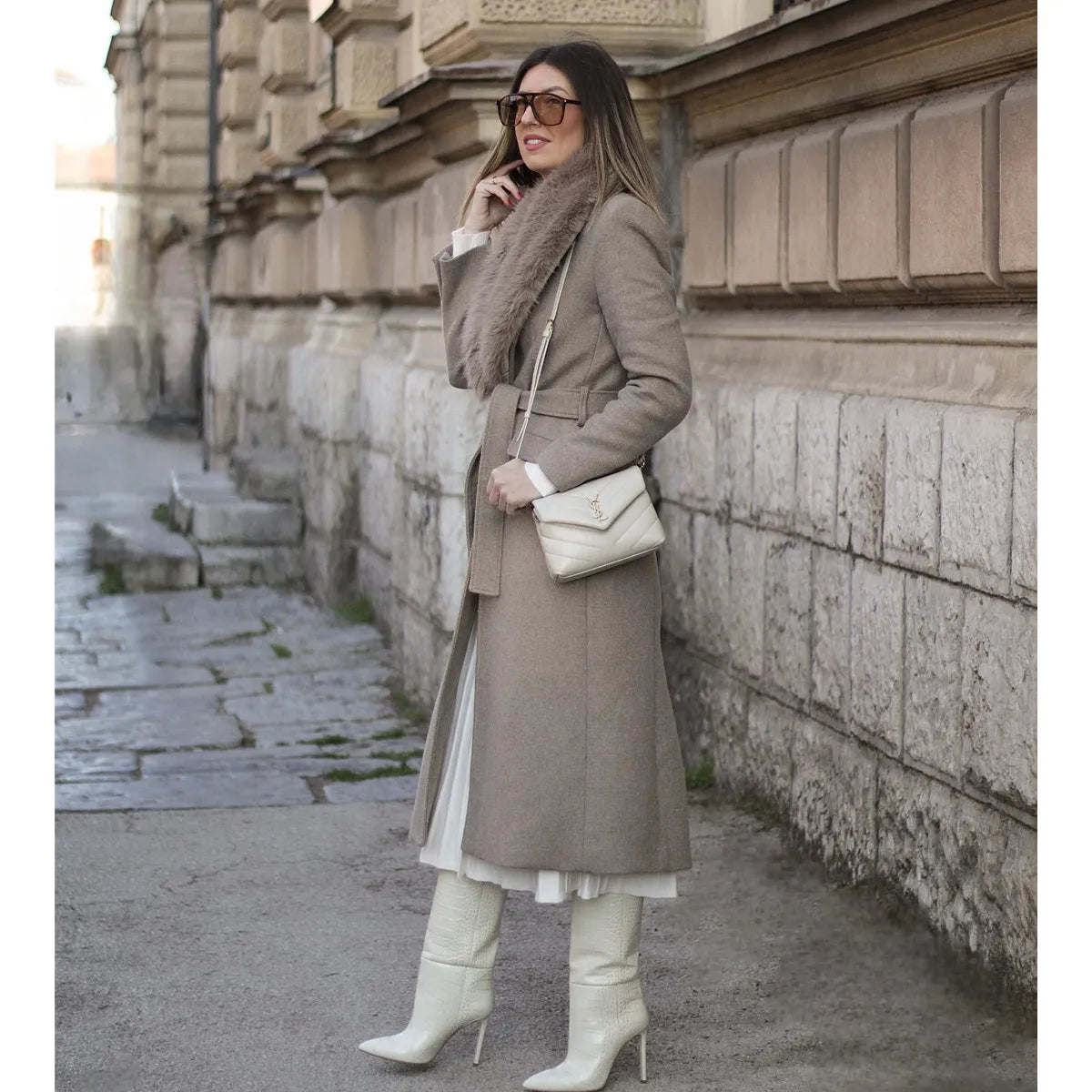 Casaco Feminino Longo de Inverno com Gola em Pele Sintética e Faixa Elegante